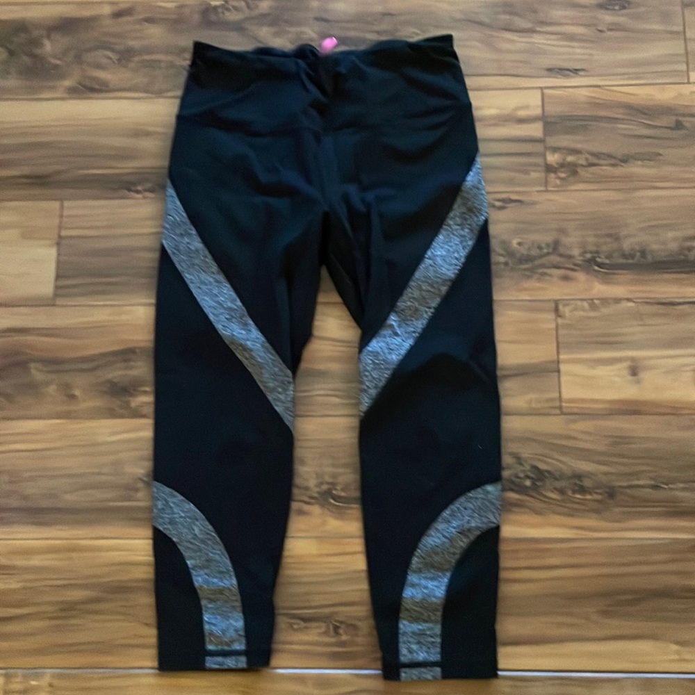 COPY - Vsx black and grey capri legging